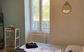 Petit studio avec parking, très bien équipé proche des Thermes et du centre ville Nouvelle literie